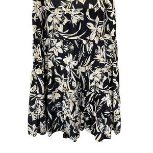 🖤🤍JONES NEW YORK Floral Black and Cream Skirt.  Like new condition.  Size 10